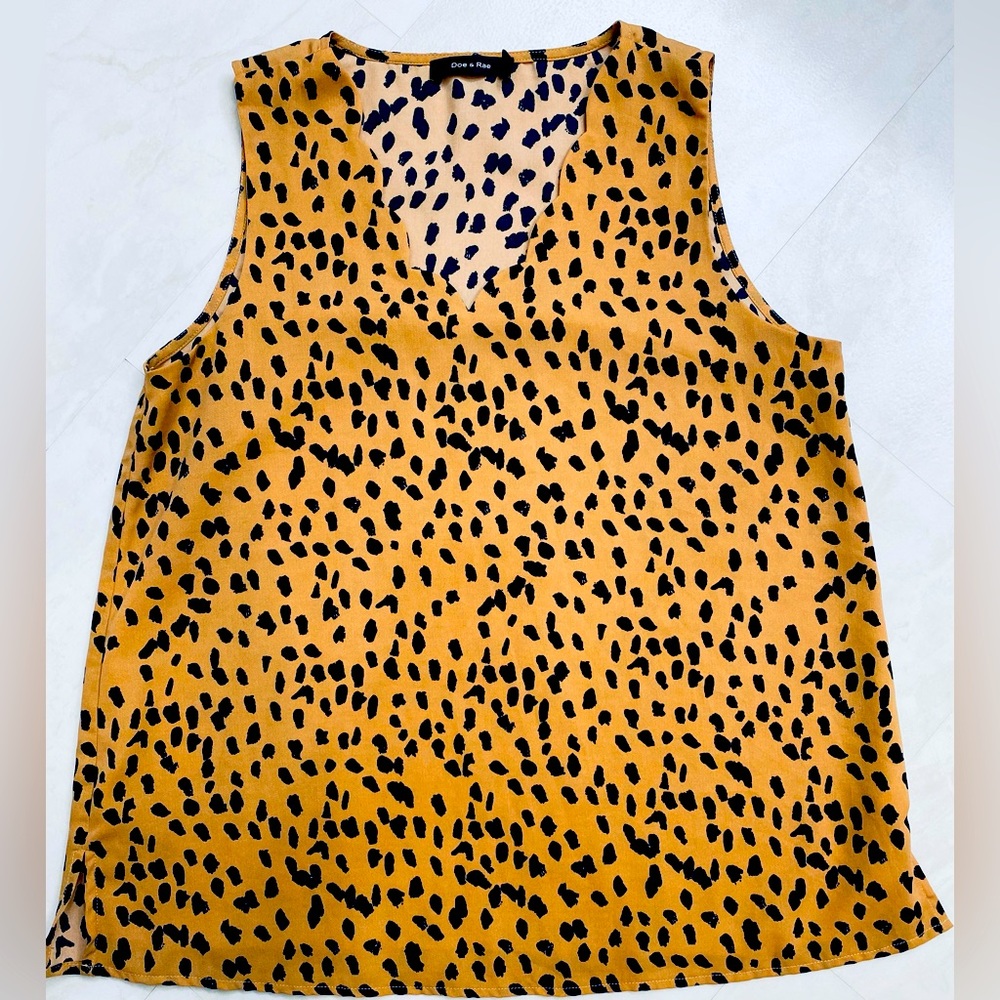 Doe & Rae v-neck business casual tank. Size large. Like new.